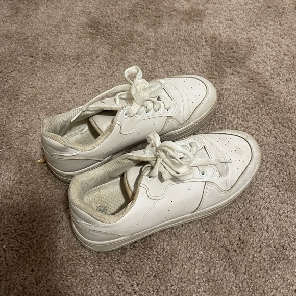 Plain white sneakers - Picture 2 of 2